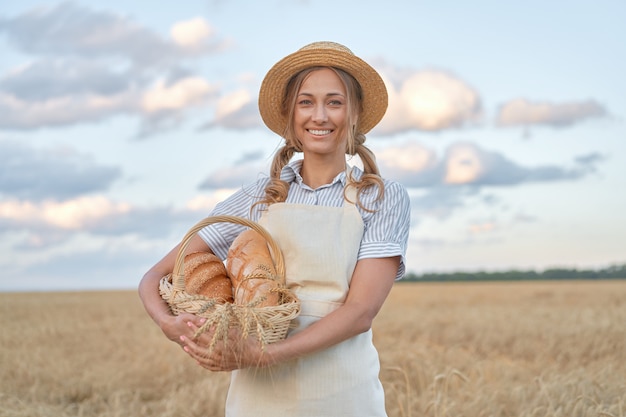 Vrouwelijke boer met een mand met brood