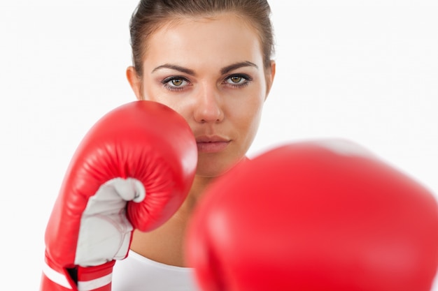 Vrouwelijke bokser die met haar links aanvalt
