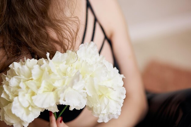 Vrouwelijke buste close-up en witte bloemen Foto van hoge kwaliteit