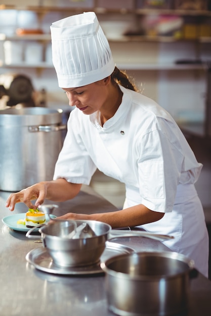 Vrouwelijke chef-kok afwerking dessertborden