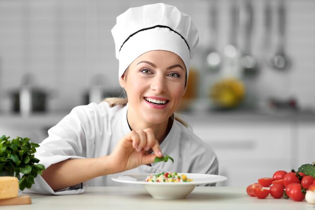 Vrouwelijke chef-kok die zich in de keuken voorbereidt