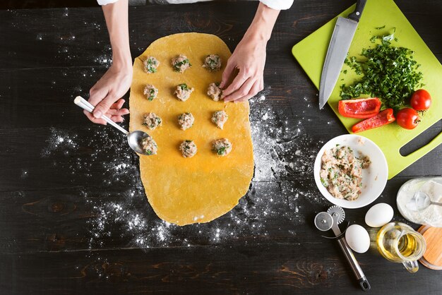 Vrouwelijke chef-kok kookt stap voor stap de traditionele ravioli