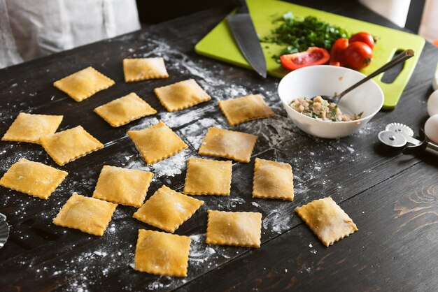 Vrouwelijke chef-kok kookt stap voor stap de traditionele ravioli