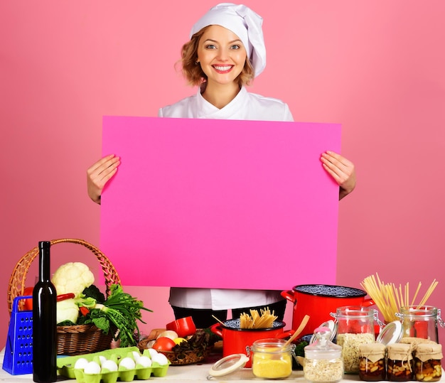 Vrouwelijke chef-kok met leeg bord voor adverteren menu voedselbereiding chef-kok in uniform met leeg