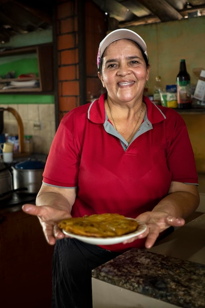 Vrouwelijke chef laat ons een vers gemaakte omelet zien