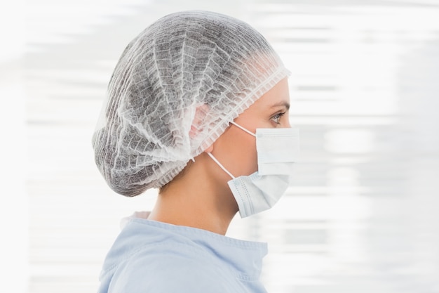 Vrouwelijke chirurg die chirurgisch GLB en masker draagt