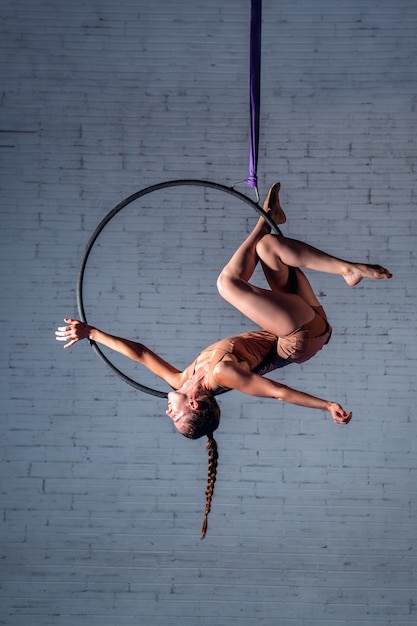 Foto vrouwelijke circus aerialist acrobaat training op de hoepel