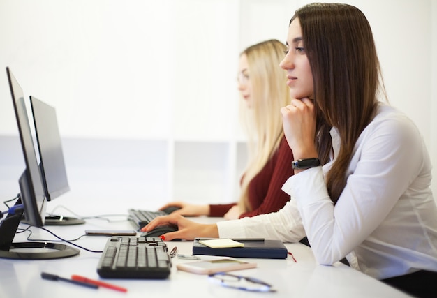 vrouwelijke collega&#39;s op kantoor samen te werken.