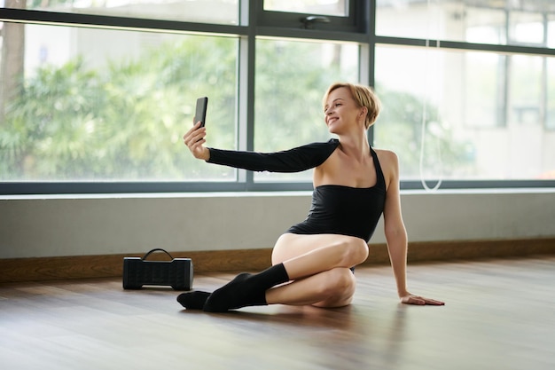 Vrouwelijke danser die selfie maakt