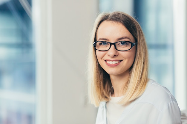 vrouwelijke dokter lacht