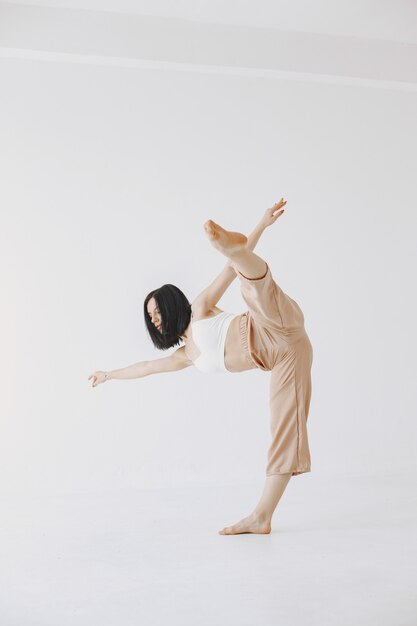 Vrouwelijke eigentijdse stijl balletdanser. Vrouw in een dansstudio.