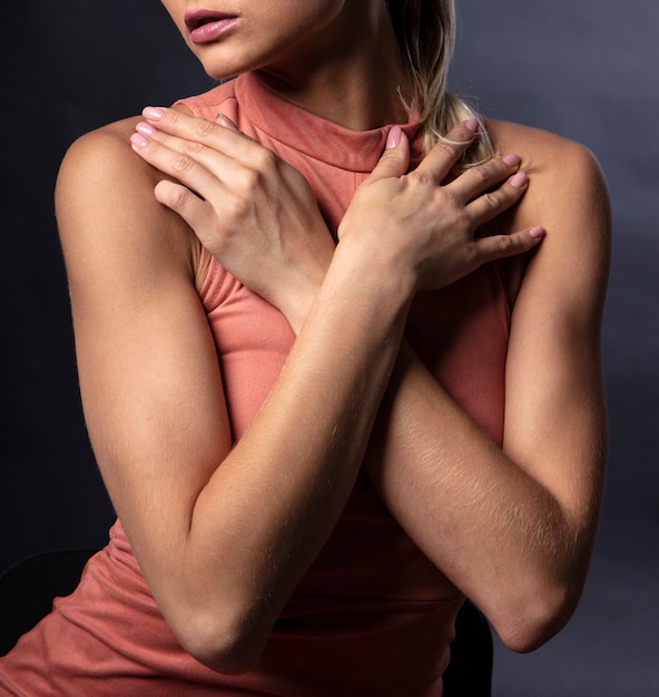 vrouwelijke figuur in kleding studio portret