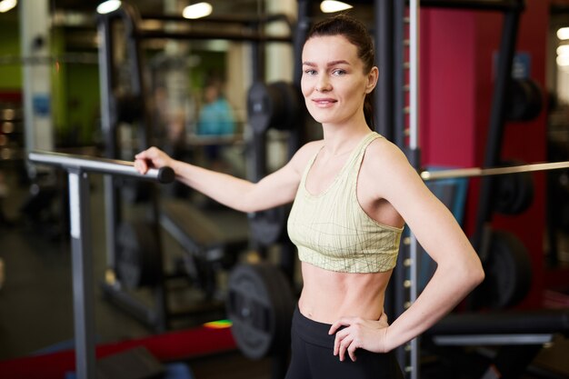 Vrouwelijke Fitness Coach Posing in Gym
