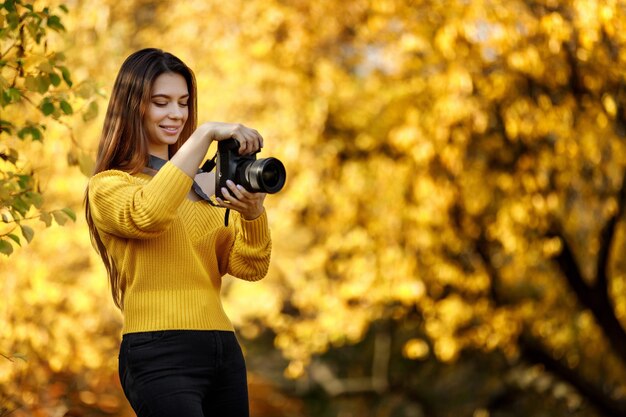 Vrouwelijke fotograaf houdt camera vast