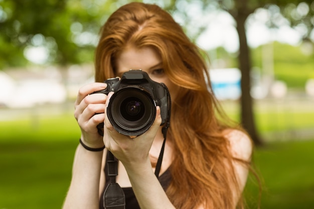 Vrouwelijke fotograaf in het park