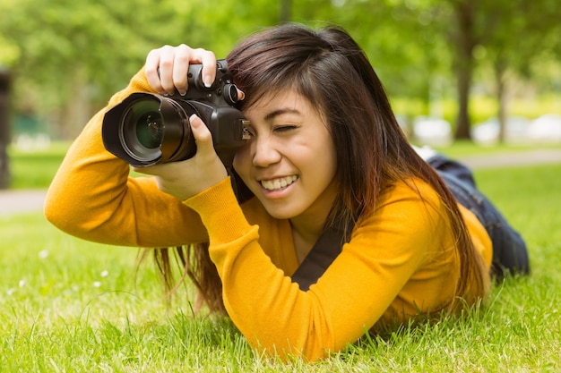 Vrouwelijke fotograaf in het park