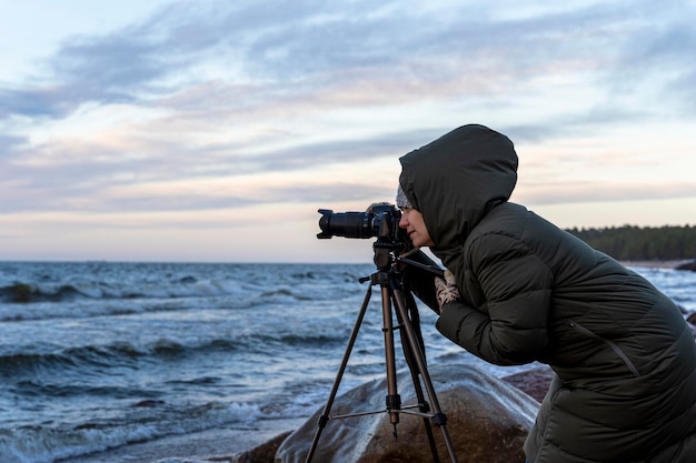 Vrouwelijke fotograaf maakt foto's met een camera