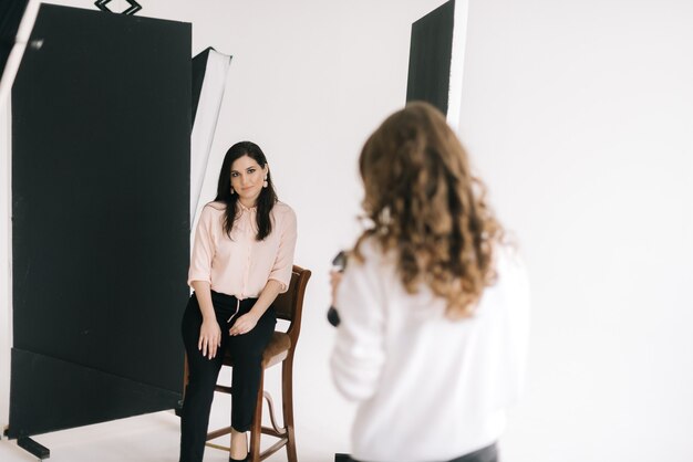 Vrouwelijke fotograaf met jong vrouwenmodel tijdens shoot