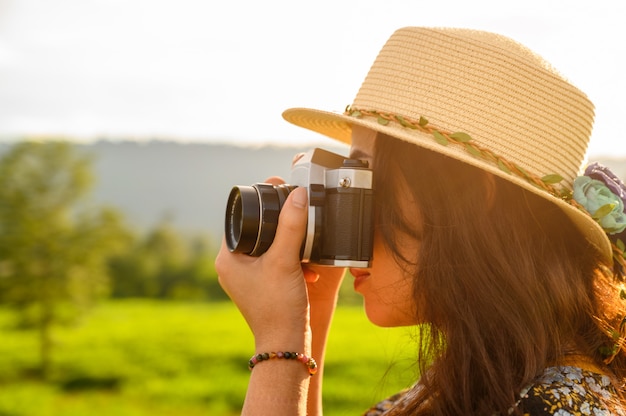 Vrouwelijke fotografen reizen de natuur van de zonsondergang en nemen foto's