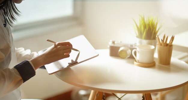 Foto vrouwelijke freelancer die haar aanstaand project trekt