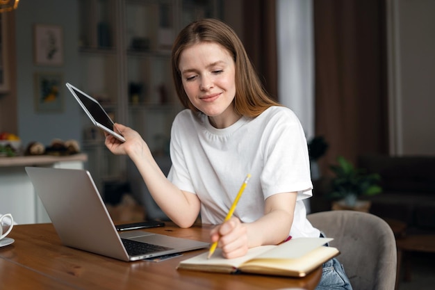 Vrouwelijke freelancer student videocommunicatie maakt gebruik van laptopcomputer thuis online training onderwijs