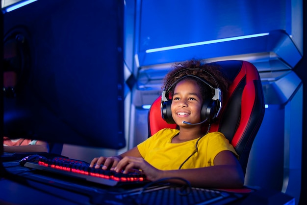 Vrouwelijke gamer met koptelefoon die online videogames speelt of streamt op de computer