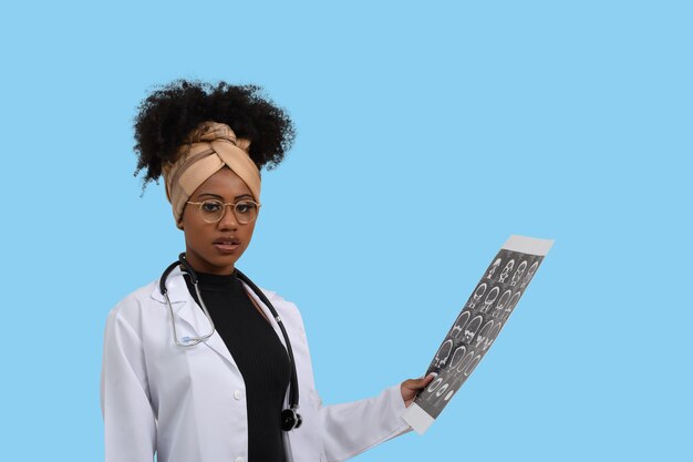vrouwelijke gezondheidswerker analyseert een tomografie op blauwe achtergrond