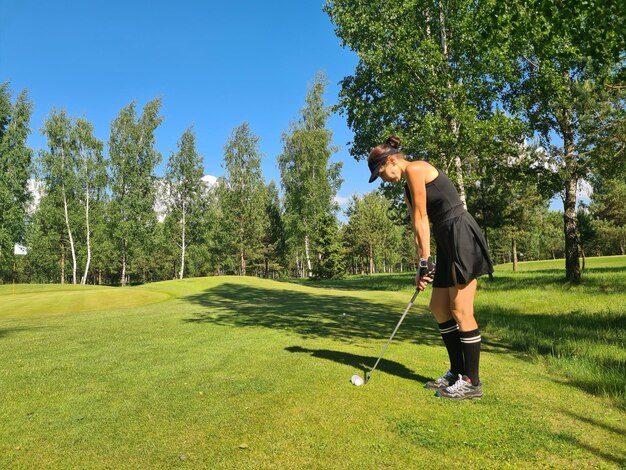 Vrouwelijke golfer maakt hit met golfclub