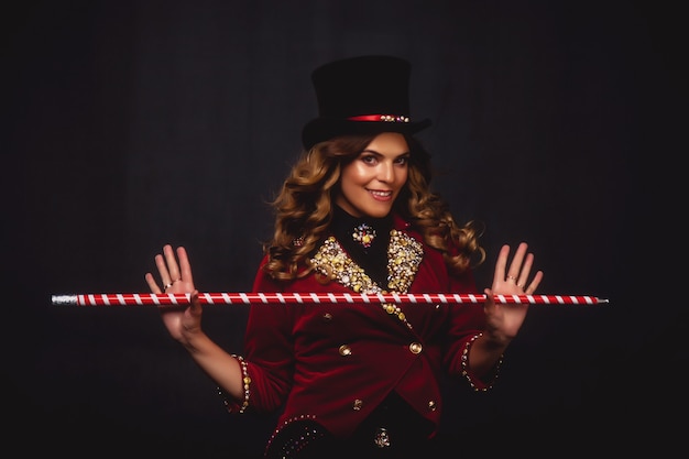 Vrouwelijke goochelaar illusionist circus met toverstaf