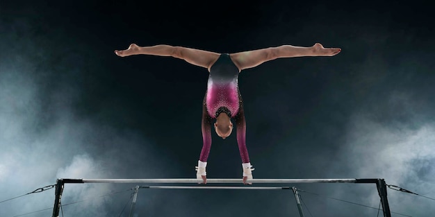 Vrouwelijke gymnast die een ingewikkelde truc doet op een evenwichtsbalk in een professionele arena