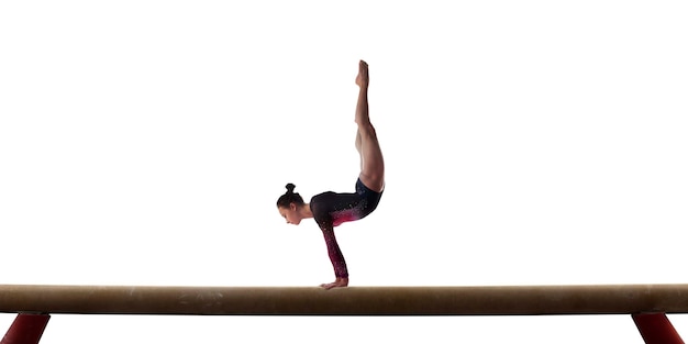 Vrouwelijke gymnast die een ingewikkelde truc doet op een witte achtergrond
