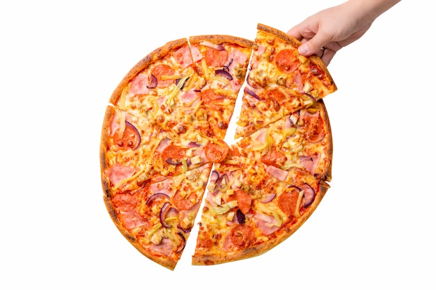 Vrouwelijke hand die verse en smakelijke die pizzaplak nemen op witte achtergrond wordt geïsoleerd. Pizza met pepperoni, ham, kaas, vlees en ui
