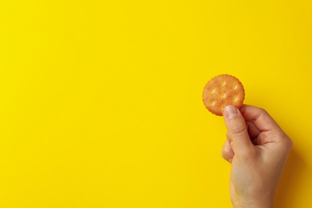 Vrouwelijke hand houden cracker koekje