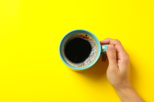 Vrouwelijke hand houden kopje koffie