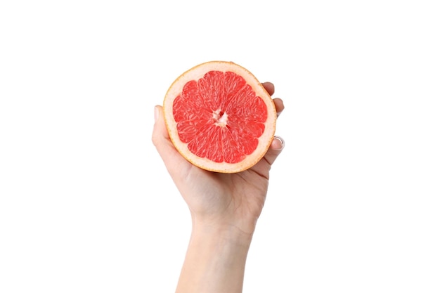 Vrouwelijke hand houdt de helft van grapefruit geïsoleerd op een witte achtergrond