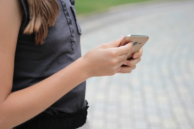 Vrouwelijke hand met een mobiele telefoon