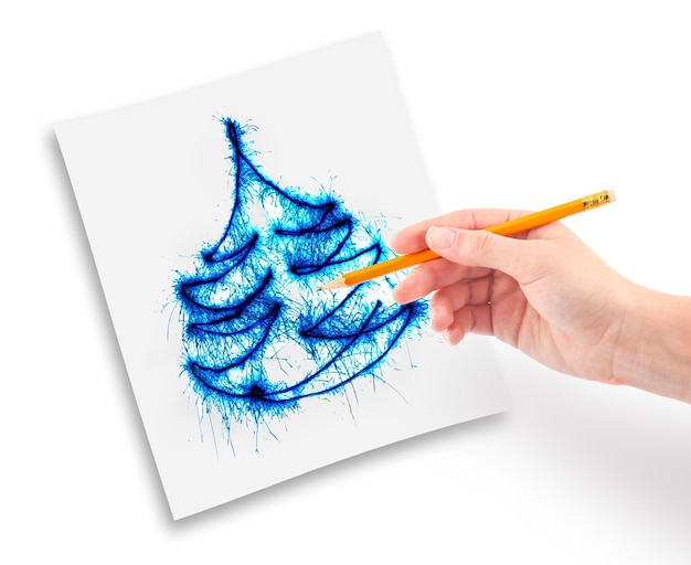 Foto vrouwelijke hand met een potlood in zijn hand tekent een kerstboom