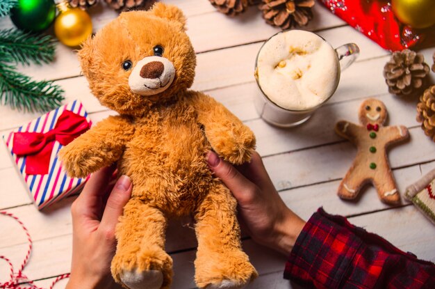 Vrouwelijke hand met een teddybeer