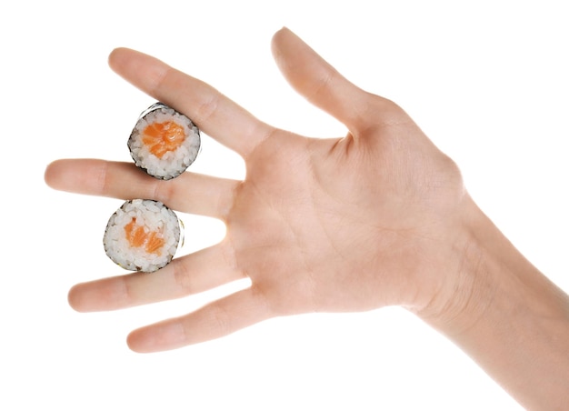 Vrouwelijke hand met heerlijke sushi-broodjes geïsoleerd op wit