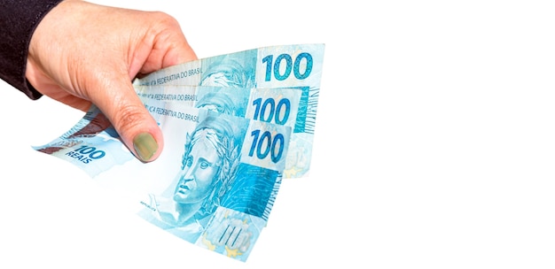 Vrouwelijke hand met honderd-dollarbiljetten op geïsoleerde witte ondergrond