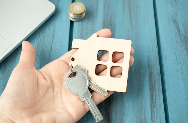 Foto vrouwelijke hand met huissleutel, makelaar