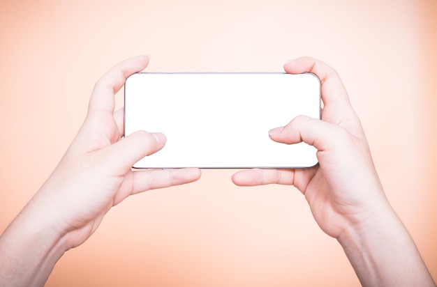 Vrouwelijke hand met mobiele smartphone game gamer
