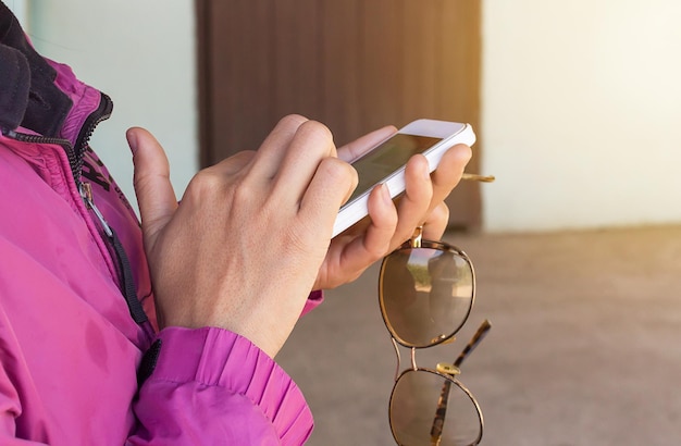 Vrouwelijke hand met slimme telefoon