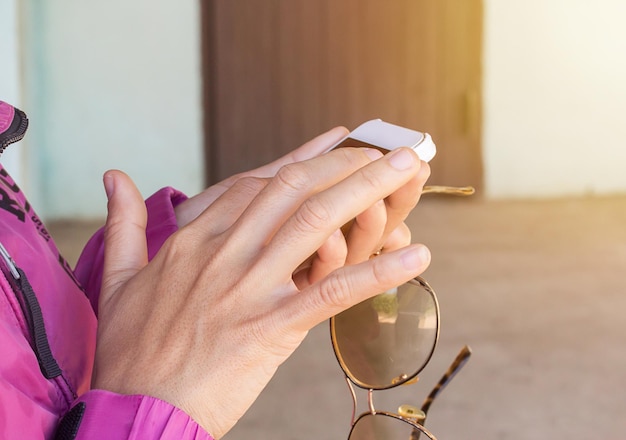 Vrouwelijke hand met slimme telefoon