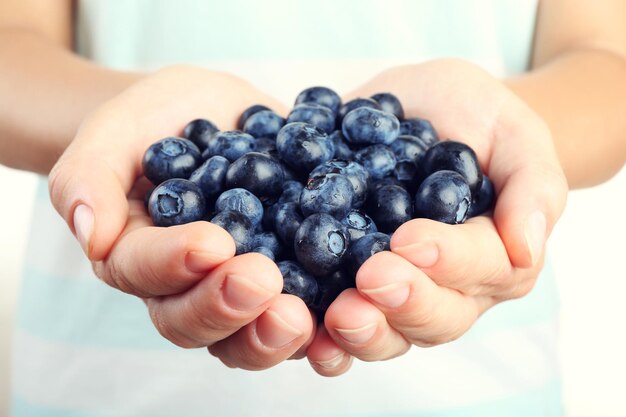 Vrouwelijke hand met smakelijke rijpe bosbessen close-up