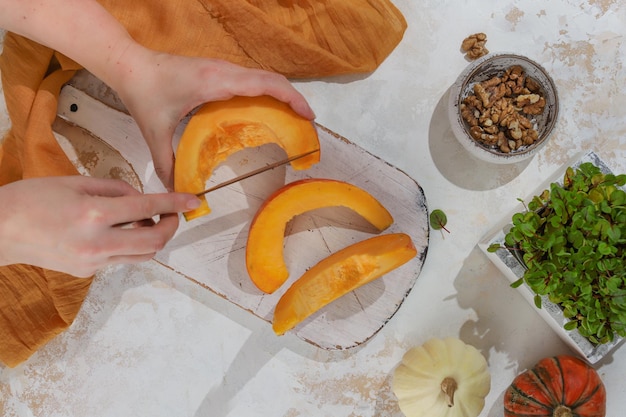 Foto vrouwelijke hand met stukjes pompoen gezond dessert voor gourmets selectieve focus