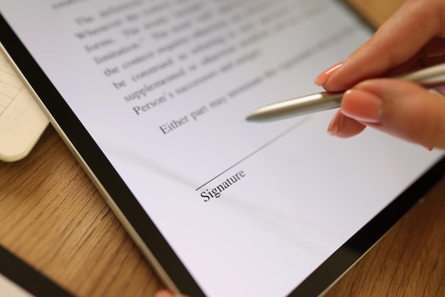 Vrouwelijke hand ondertekening edocument met stylus op tablet