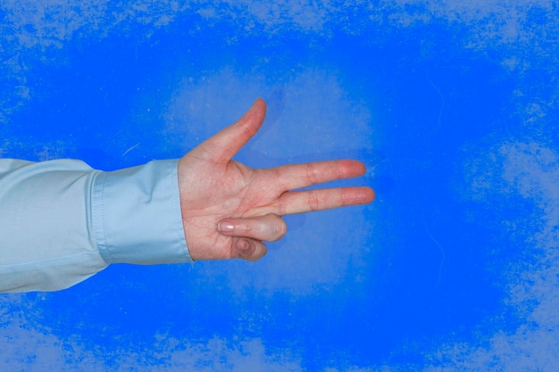 Foto vrouwelijke hand toont een gebaar als gebarentaal