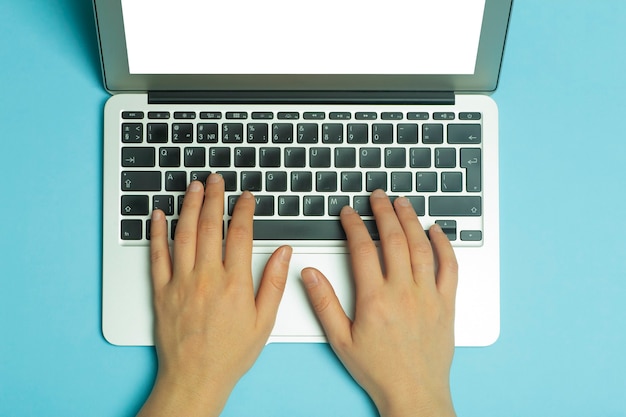 Vrouwelijke handen achter een laptop. Vrouwelijke handen werken op een computertoetsenbord