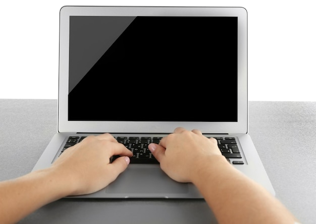 Vrouwelijke handen die aan laptop werken die op wit wordt geïsoleerd